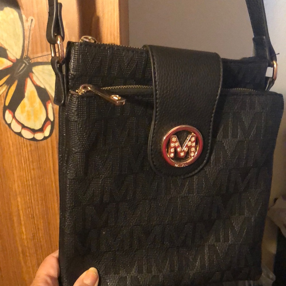 MK shoulder bag with 2 pockets inside one pocket used couple times but still new